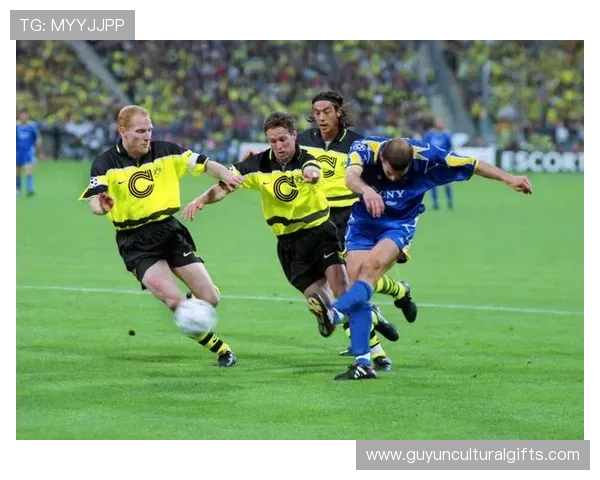 拜仁名宿皮萨罗造访成都蓉城与甘锐互换队旗展现深厚友谊